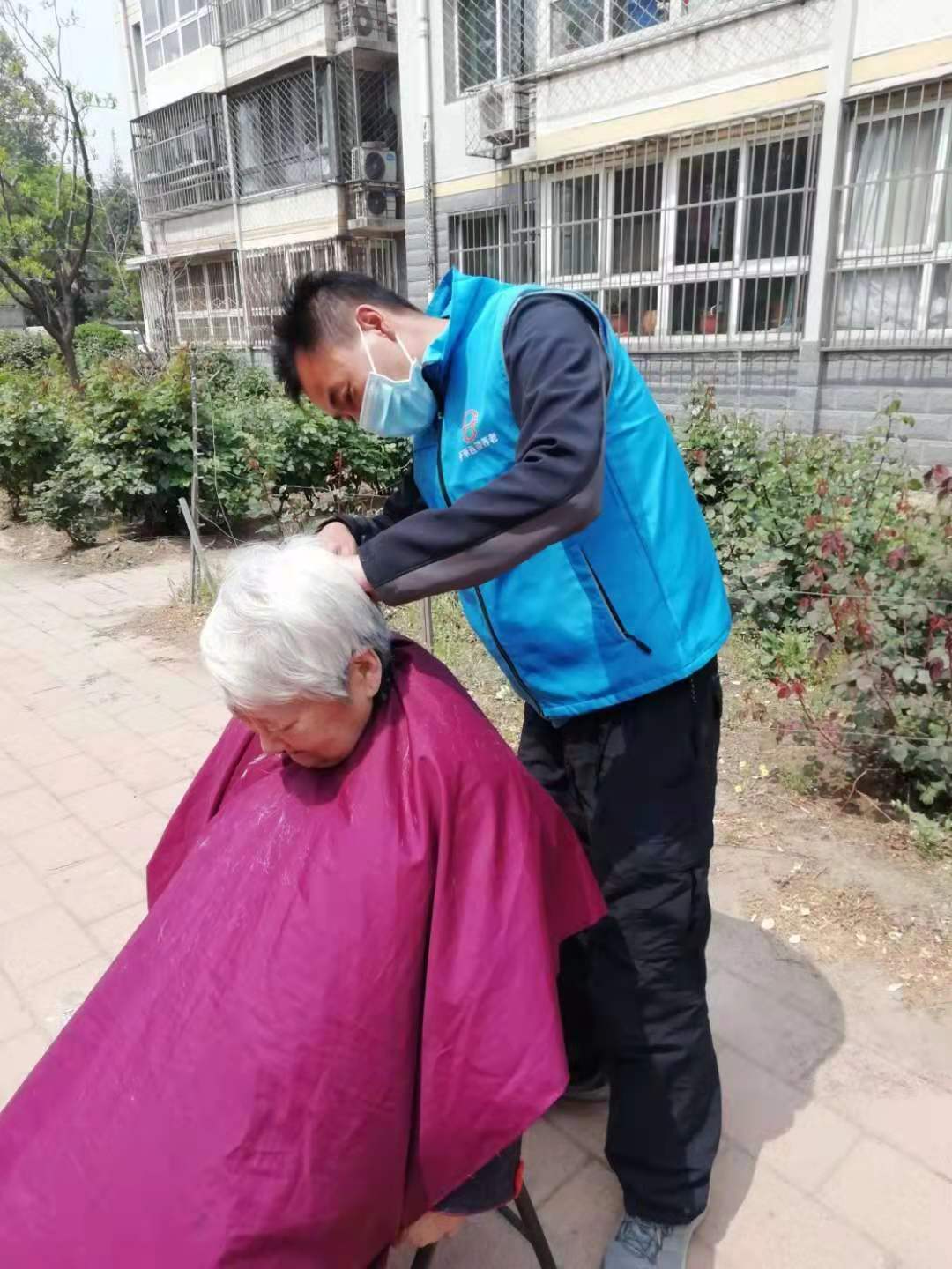 千禾养老走进社区为老人献爱心