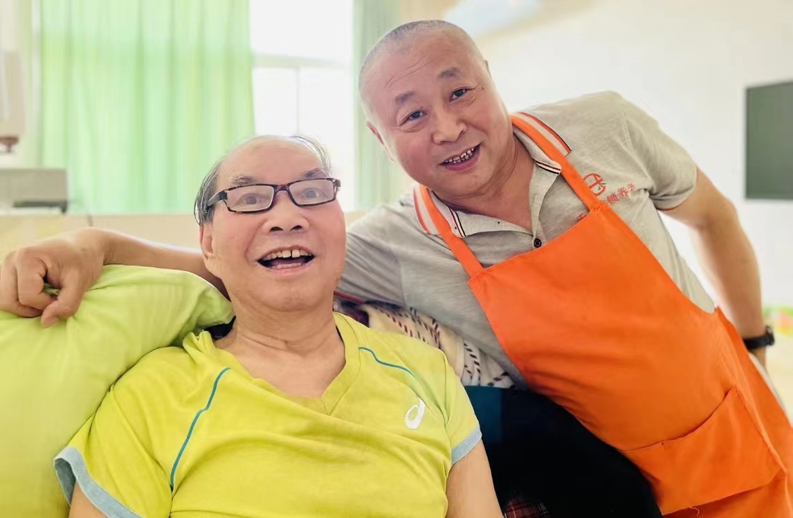 护理员里的男神们,也很温柔系列——写了一手好字的王海龙师傅